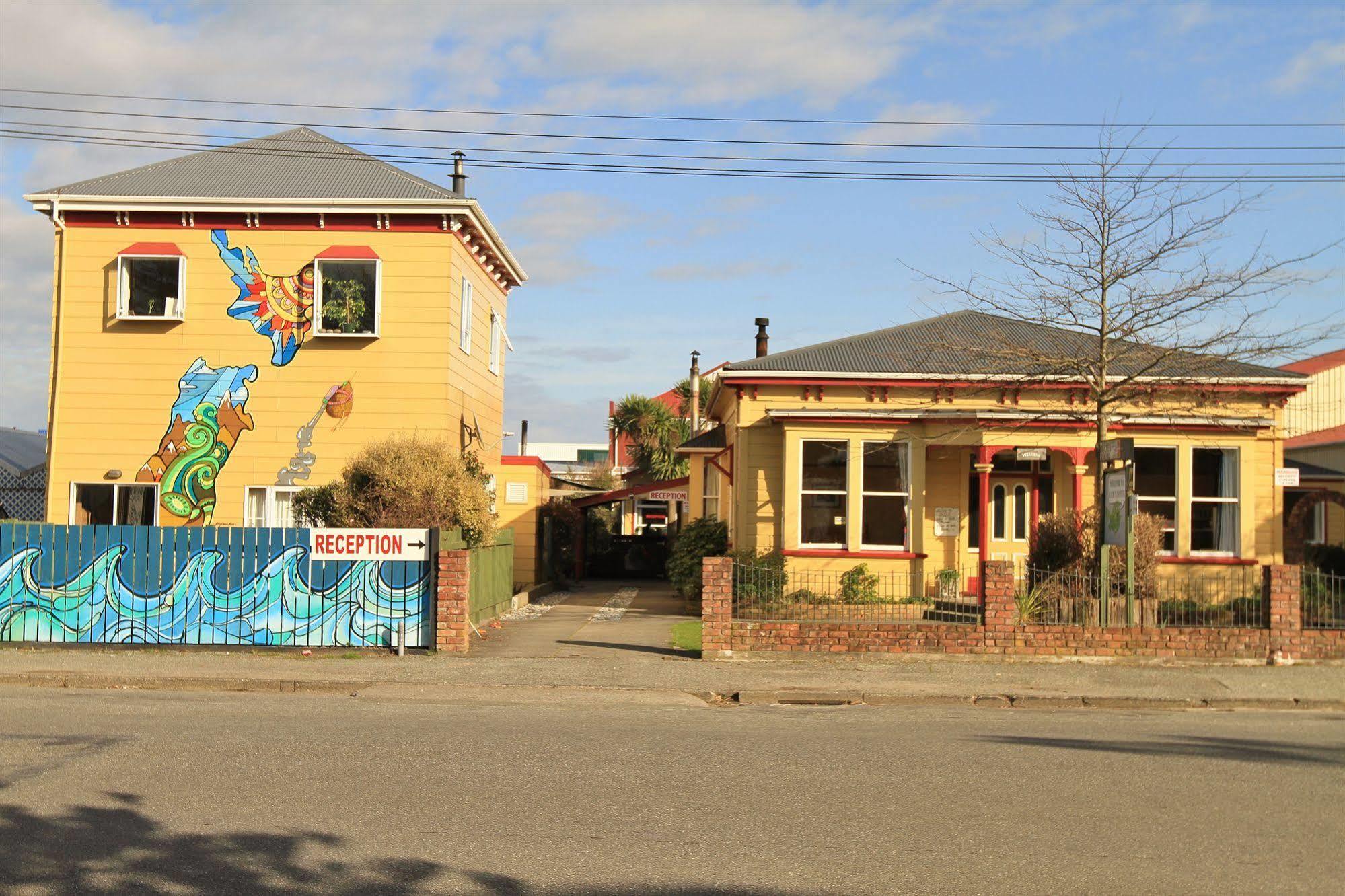 Bazil'S Backpackers Bbh Hostel & Surf School 웨스트포트 외부 사진