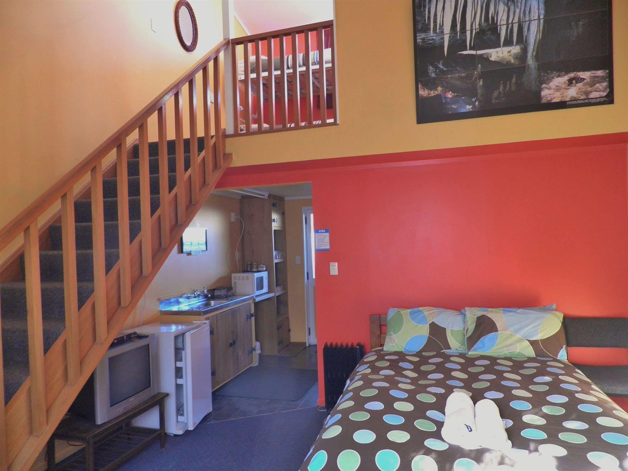 Bazil'S Backpackers Bbh Hostel & Surf School 웨스트포트 외부 사진