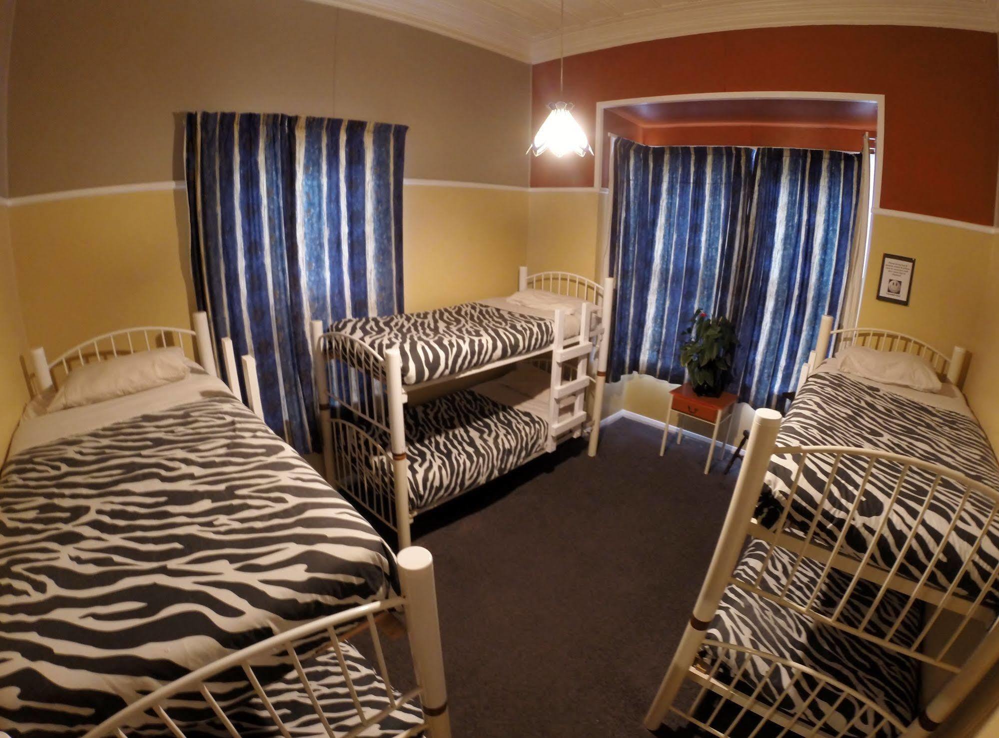 Bazil'S Backpackers Bbh Hostel & Surf School 웨스트포트 외부 사진
