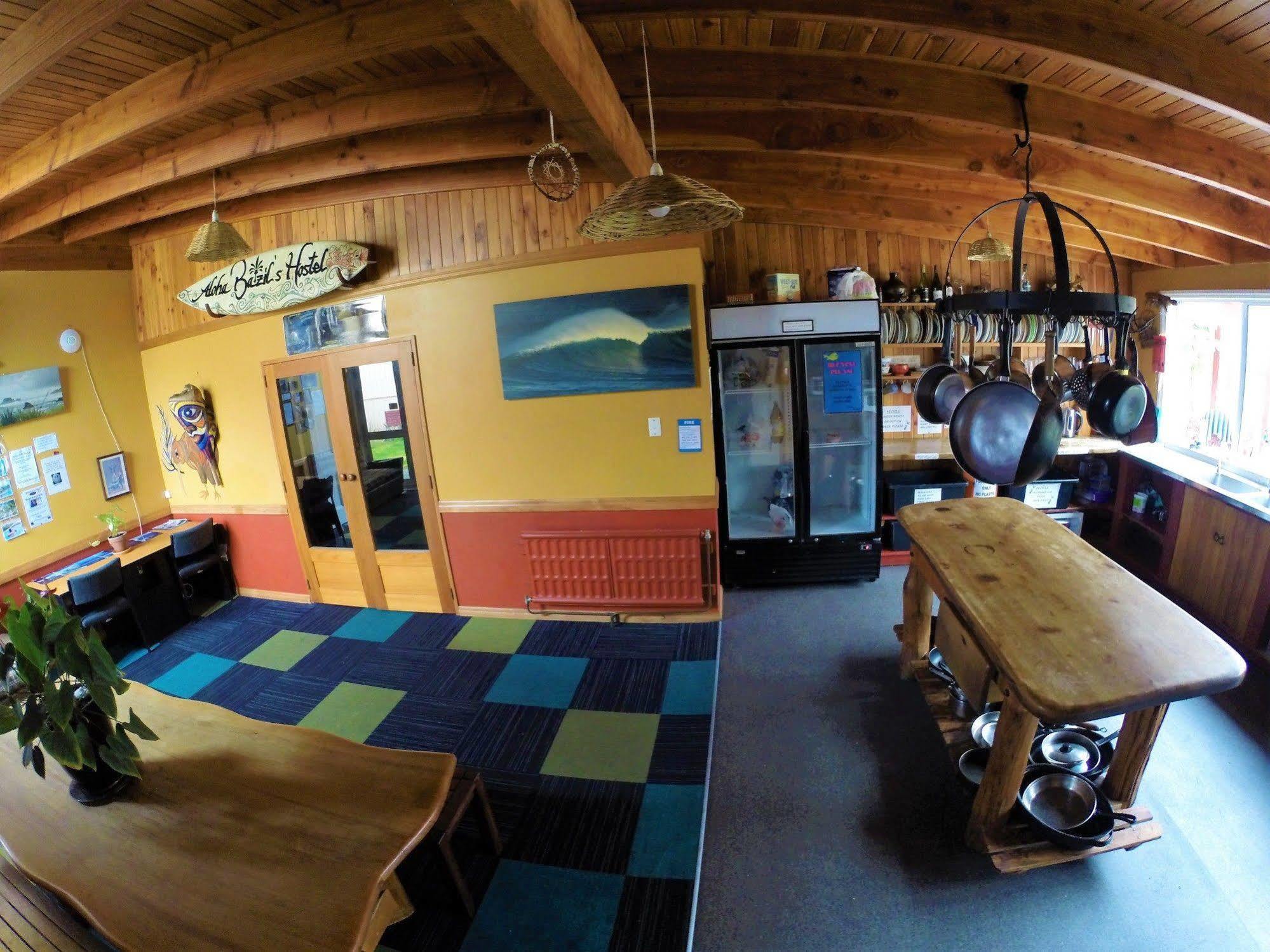 Bazil'S Backpackers Bbh Hostel & Surf School 웨스트포트 외부 사진