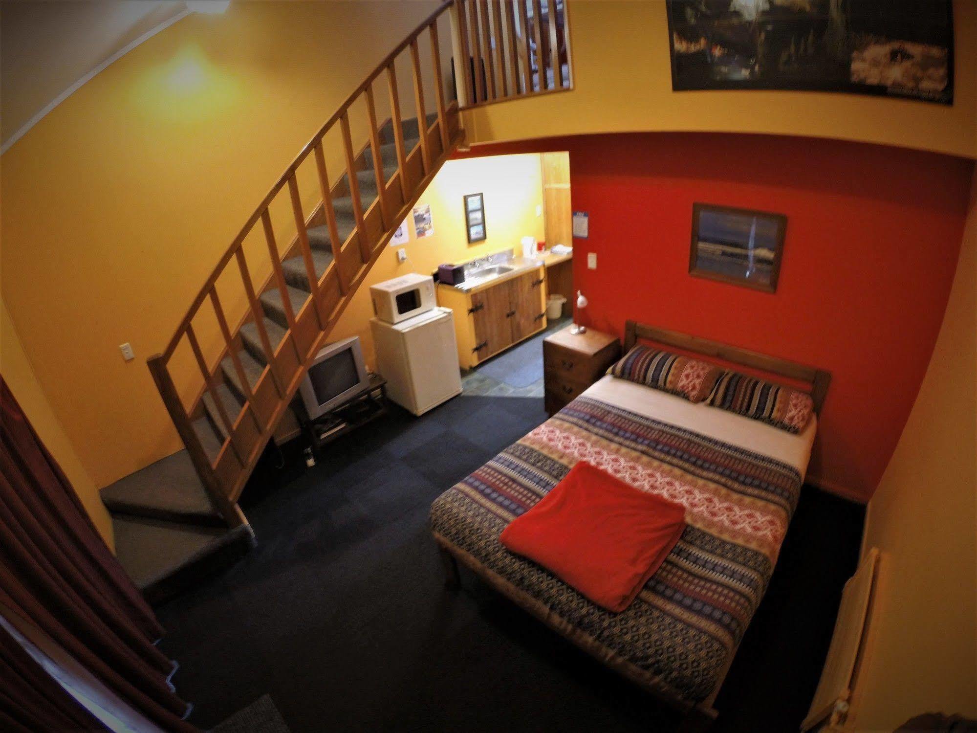 Bazil'S Backpackers Bbh Hostel & Surf School 웨스트포트 외부 사진