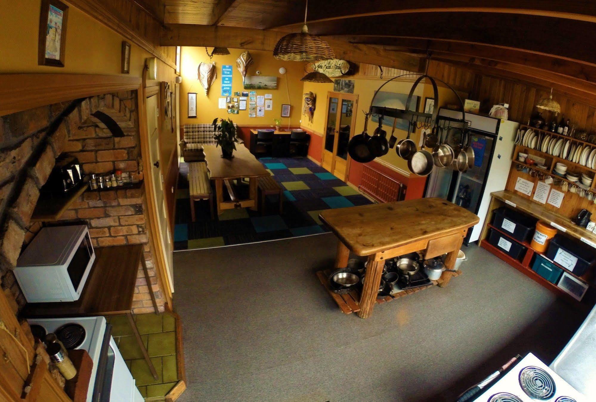 Bazil'S Backpackers Bbh Hostel & Surf School 웨스트포트 외부 사진